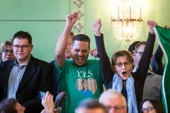 Anhaenger der FDP jubeln über die Wahl von Karin Keller-Sutter. (Bild: Keystone)