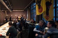 Impressionen aus dem Urner-Fanlager: Im Berner Restaurant «Vierte Wand» drücken die Urner Heidi Z'graggen die Daumen. (Bild: Corinne Glanzmann (Bern, 05. Dezember 2018))