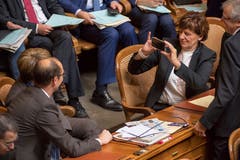 Ida Ganzmann fotografiert ihre Parteikollegin und Bundesratskandidatin Viola Amherd während der Bundesratswahlen. (Bild: Keystone)