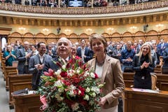 Die Bundesraete Ueli Maurer, links, und Simonetta Sommaruga freuen sich nach ihrer Wahl zum Bundespraesidenten respektive zur Bundesvizepraesidentin 2019 von der Vereinigten Bundesversammlung empfangen. (Bild: KEYSTONE/Peter Schneider)