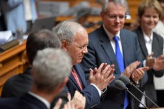 Der abtretende Bundesrat Johann Schneider-Ammann, Mitte, empfängt den Applaus der Vereinigten Bundesversammlung. (Bild: Keystone)