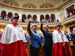 Karin Keller-Sutter, rechts, und Viola Amherd, werden zwischen den Ratsweibeln vereidigt nach ihrer Wahl in den Bundesrat durch die Vereinigte Bundesversammlung. (KEYSTONE/Anthony Anex) (Bild: KEYSTONE/ANTHONY ANEX)