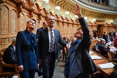 Die Bundesratskandidatinnen Viola Amherd, CVP-VS, rechts, und Karin Keller-Sutter, FDP-SG, links, zusammen mit Ständerat Hannes Germann, SVP-SH, Mitte, vor Beginn der Sitzung zur Ersatzwahl in den Bundesrat. (Bild: Keystone)