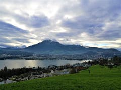 Trotz Wolken hat man einen herrlichen Ausblick auf den Pilatus, den Vierwaldstättersee und auf Luzern. (Bild: Urs Gutfleisch (Dietschiberg/6. Dezember 2018))