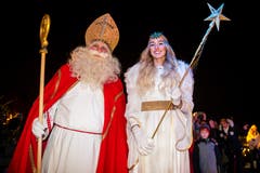 Der Samichlaus und das Christkind beim Europaplatz in Luzern. (Bild: Philipp Schmidli, 24. November 2018))
