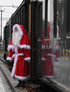 Der Samichlaus kommt mit dem Zug. (Bild: Yvonne Aldrovandi)