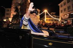 Ganz in Blau per Kutsche durchs Dorf: Der Samichlaus in Altdorf. (Bild: Urs Hanhart, 1.Dezember 2018)