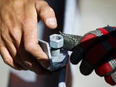 Trotz Digitalisierung glauben die meisten Schweizer nicht, dass ihre Arbeitsplätze in den nächsten 20 Jahren Automaten und Robotern zum Opfer fallen werden. Die Arbeitslosigkeit hat ihre langjährige Position als grösstes Schreckgespenst laut dem neusten CS-Sorgenbarometer verloren. (Bild: KEYSTONE/VALENTIN FLAURAUD)