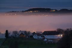 Von der göttlichen Ruhe zur pulsierenden Stadt zum ruhenden Wild. (Bild: Franz Häusler)