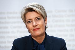 Karin Keller-Sutter, FDP Die frischgewählte Bundesrätin lehnt das Rahmenabkommen ab. Die Schweiz müsse den Lohnschutz selber festlegen. Die Freisinnige kritisiert damit ihren Parteikollegen Cassis, der zu Konzessionen bereit ist. Keller-Sutter hat sich auf die Seite der Gewerkschaften geschlagen und gilt als grosse Hoffnung der SP. Übernimmt sie das Wirtschaftsdepartement, könnte sie mit dem neuen Gewerkschaftsboss Pierre-Yves Maillard zur Dealmakerin werden.