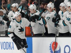 Timo Meier lässt sich nach seinem Treffer zum 3:0 von seinen Teamkollegen feiern (Bild: KEYSTONE/AP/JEFF CHIU)