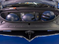Sie bieten unter anderem mehr Stauraum als die bisherigen Fahrzeuge. Helme können etwa unter der Motorhaube transportiert werden. (Bild: KEYSTONE/GEORGIOS KEFALAS)