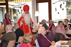 Der Samichlaus besucht in Sursee das Alterszentrum St. Martin. (Bild: Roger Rüegger, 5. Dezember 2018))