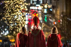 Wunderbare Stimmung: Traditioneller Auszug des Samichlaus mit seinem grossen Gefolge aus der Hofkirche in Luzern. (Bild: Pius Amrein, 2. Dezember 2018)