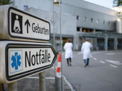 Noch kein Notfall, aber immer grössere Sorgenfalten: Die Gesundheitskosten werden für immer mehr Schweizerinnen und Schweizer zum Problem. (Bild: KEYSTONE/GIAN EHRENZELLER)