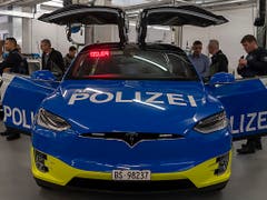 Die Basler Kantonspolizei hat ihre ersten Teslas des Modells X 100D erhalten. (Bild: KEYSTONE/GEORGIOS KEFALAS)
