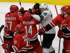 Obwohl Timo Meier zuvor drei Spiele wegen einer Verletzung gefehlt hatte, hielt er sich gegen Carolina nicht zurück (Bild: KEYSTONE/AP/JEFF CHIU)