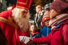 Der Samichlausauszug mit Bescherung bei der Kirche St. Oswald in Zug. (Bild: Patrick Hürlimann (Zug, 1. Dezember 2018))