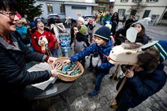 Kinder ziehen durch die Strassen von Unterägeri und kündigen den Samichlaus an. Dafür erhalten sie Süssigkeiten. (Bild: Stefan Kaiser (Zug, 5. Dezember 2018))