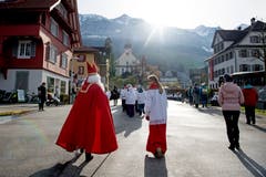 Samichlaus und Trinkler beim Dorfplatz in Sachseln. (Bild: Corinne Glanzmann (Sachseln, 28. November 2018))