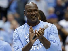 Macht auch mit 54 Jahren noch eine gute Figur: Michael Jordan vor einem Jahr bei einem Besuch seiner alten Universität in North Carolina (Bild: KEYSTONE/AP/GERRY BROOME)