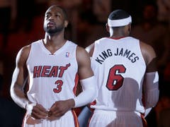 Feindbild für viele Fans: King James als Teil des Starensembles der Miami Heat mit Dwyane Wade (Bild: KEYSTONE/AP/WILFREDO LEE)