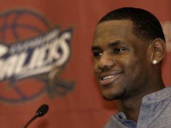 LeBron James mit 18 Jahren: Er wurde von Cleveland als Nummer 1 gedraftet (Bild: KEYSTONE/AP/TONY DEJAK)