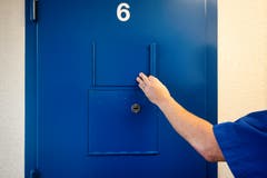 Untersuchungshaft gilt als strengstes Haftregime des schweizerischen Rechtssystems. 23 Stunden pro Tag verbringt ein Häftling in der Zelle.