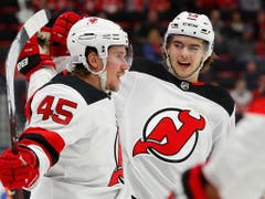 Nico Hischier (rechts) feiert einen Treffer mit Teamkollege Sami Vatanen (Bild: KEYSTONE/AP/PAUL SANCYA)