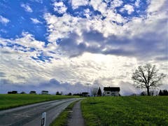 Ein wunderbares Wolkenspiel mit der Sonne: Einzelne Sonnenstrahlen drücken durch die Wolken. (Bild: Urs Gutfleisch (Neuenkirch, 8. Dezember 2018))