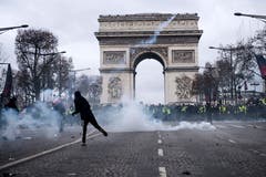 Kampfszenen vor dem Arc de Triomphe. (Bild: Julien de Rosa/EPA (Paris, 08.12.2018))