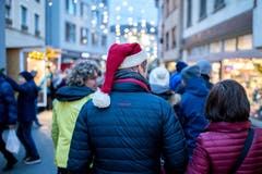 Selbst die erwachsenen Besucher leben die Vorfreude auf Weihnachten voll aus. (Bild: Philipp Schmidli (8. Dezember 2018))