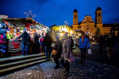 Über 140 Stände umfasst der Weihnachtsmarkt in Einsiedeln. (Bild: Philipp Schmidli (8. Dezember 2018))