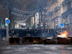 Auch in Marseille (im Bild) demonstrierten am Samstag Gelbwesten, dabei kam es zu Ausschreitungen. (Bild: KEYSTONE/AP/CLAUDE PARIS)