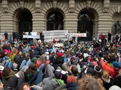Lautstark riefen die Kundgebungsteilnehmer die Schweizer Politik zu mehr Engagement im Kampf gegen den Klima-Wandel auf. (Bild: KEYSTONE/ANTHONY ANEX)