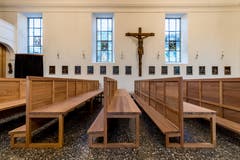 Die neuen Kirchbänke sind falt- und stapelbar und somit mobil. (Bild: Philipp Schmidli, 7. Dezember 2018)
