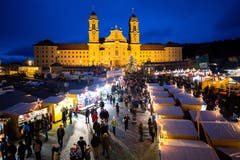 Dieser findet vor imposanter Kulisse statt - direkt vor dem Kloster Einsiedeln. (Bild: Philipp Schmidli (8. Dezember 2018))