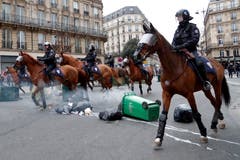Die Polizeikräfte gingen auch auf Pferden gegen die Demonstranten vor. (Bild: Thibault Camus/AP Photo (Paris, 08.12.2018))