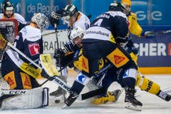 Kampf um jeden Quadratzentimeter Eisfläche: Der Davoser Andres Ambühl hat es schwer im Zuger Slot. (Bild: Alexandra Wey/Keystone (Zug, 8. Dezember 2018))