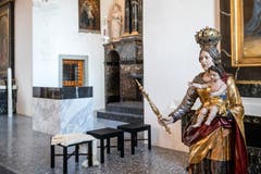 Auch der Altar wurde neu gestaltet. (Bild: Philipp Schmidli, 7. Dezember 2018)