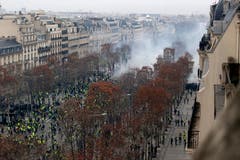 Die Demonstration von oben. (Bild: Michel Euler/AP Photo (Paris, 08.12.2018))