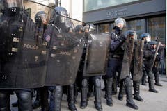 Die Polizei positioniert sich gegen den Aufstand. (Bild: Michel Euler/AP Photo (Paris, 08.12.2018))