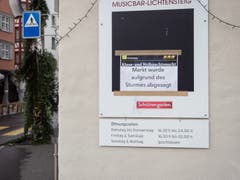 Eingangs des Städtli informieren Plakate über den abgesagten Klaus- und Weihnachtsmarkt. (Bild: Sascha Erni)