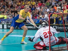 Die Schweden treffen im Penaltyschiessen aber einmal mehr - hier ist der ehemalige GC-Akteur Kim Nilsson erfolgreich (Bild: KEYSTONE/FABIAN TREES)