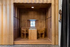 Im Innern wurden mehrere Holzeinbauten installiert, so auch dieses Büro mit Fenster. (Bild: Philipp Schmidli, 7. Dezember 2018)