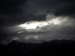 Da braut sich etwas zusammen: Wie wird sich diese Wetterlage wohl weiterentwickeln? (Bild: Margrith Imhof-Röthlin (Meggen, 8. Dezember 2018))