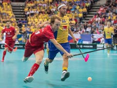 Jan Zaugg (links) streckt sich im Duell mit Rasmus Sundstedt (Bild: KEYSTONE/FABIAN TREES)