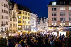 Der Weihnachtsmarkt lockt jeden Tag hunderte von Besuchern an. (Bild: Philipp Schmidli (8. Dezember 2018))