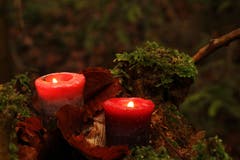 Die zweite Kerze brennt: Sie spendet Hoffnung und Kraft für Frieden. (Bild: Irene Wanner (Schötz, 4. Dezember 2018))
