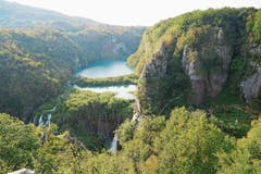 Auf rund 295 Quadratkilometern erstreckt sich der Nationalpark Plitvicer Seen in der Region Lika.